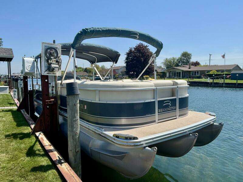 26ft Bennington Yacht For Sale