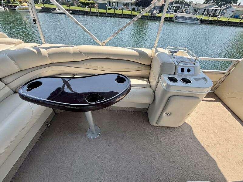 26ft Bennington Yacht For Sale