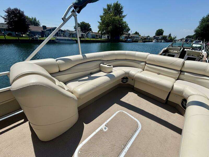 26ft Bennington Yacht For Sale