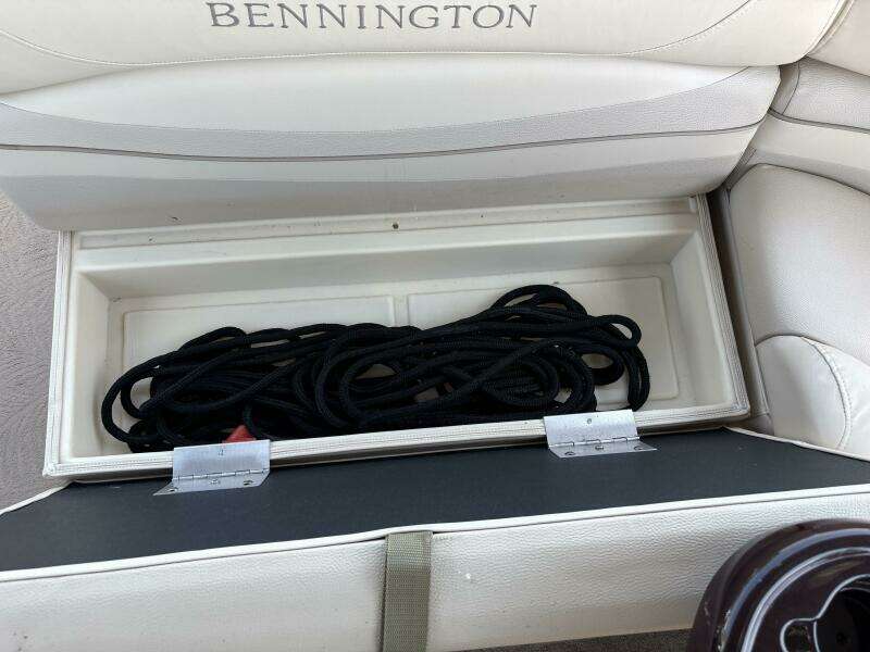 26ft Bennington Yacht For Sale