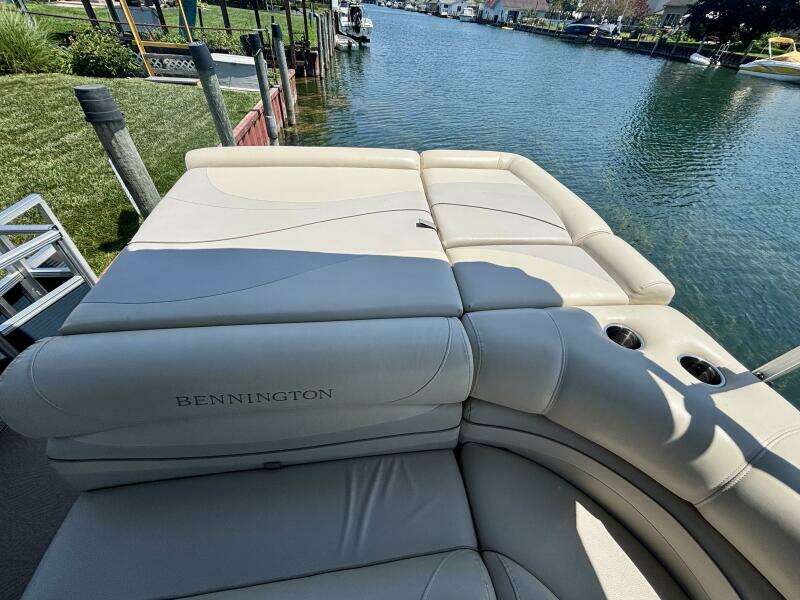 26ft Bennington Yacht For Sale