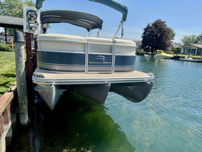 26ft Bennington Yacht For Sale