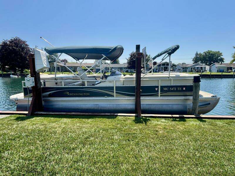 26ft Bennington Yacht For Sale