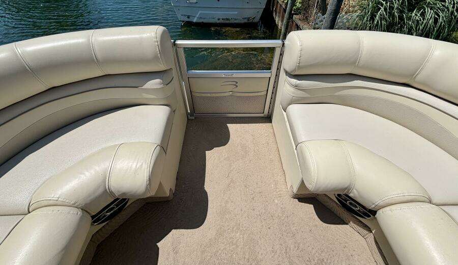 26ft Bennington Yacht For Sale