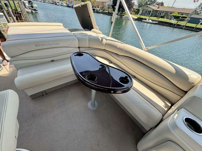 26ft Bennington Yacht For Sale