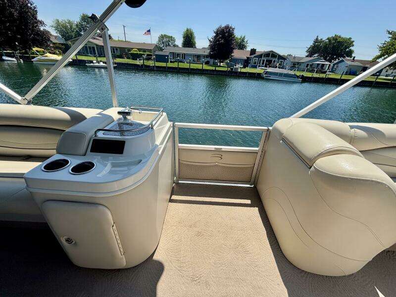 26ft Bennington Yacht For Sale