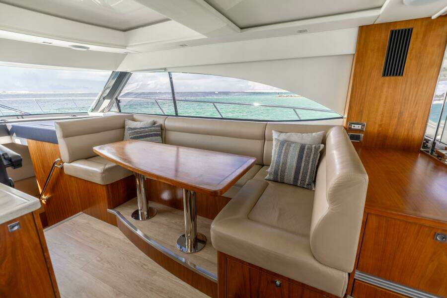 2018 Riviera 4800 Sport Yacht- Runaway Island- Dinette