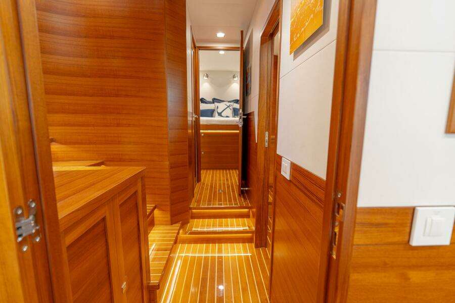 COMPANIONWAY LOOKING FORWARD