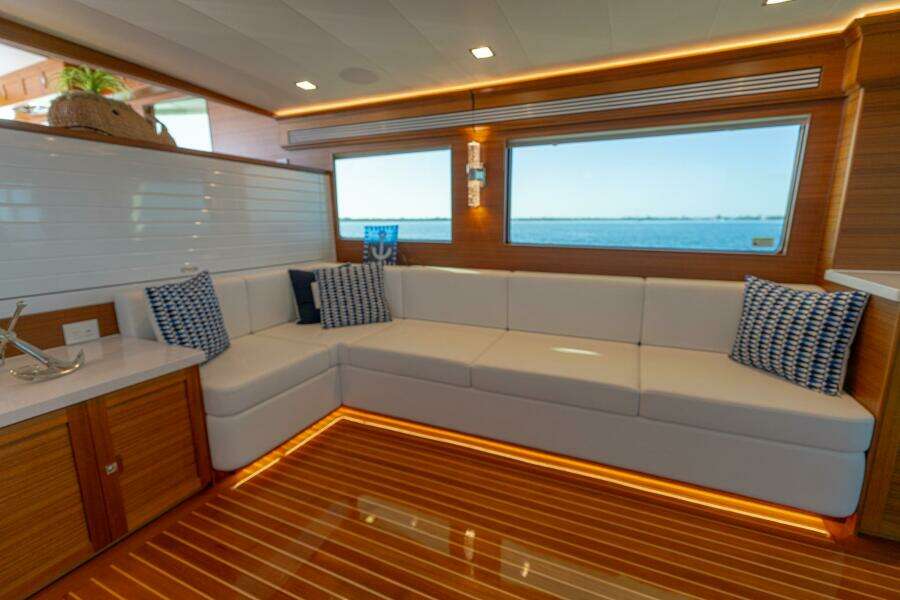 SALON- STARBOARD