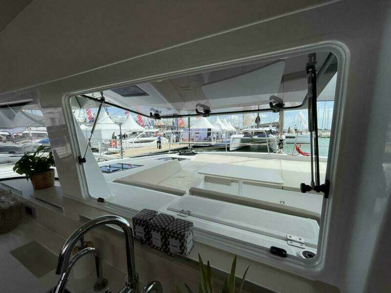 Bali 4.4 Forward Window