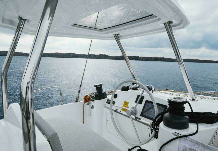 Bali 4.4 Flybridge Helm Station