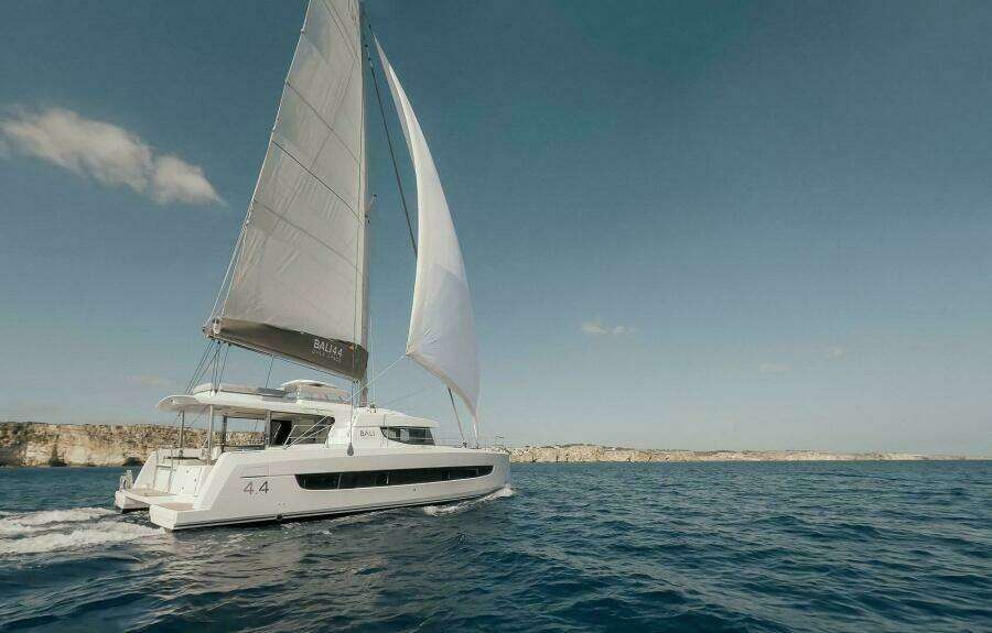 Bali 4.4 Aft Quarter