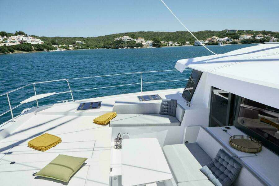 Bali 4.4 Solid Foredeck Lounge