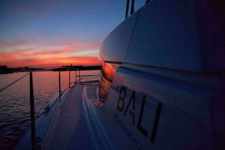 Bali 4.4 Side Deck
