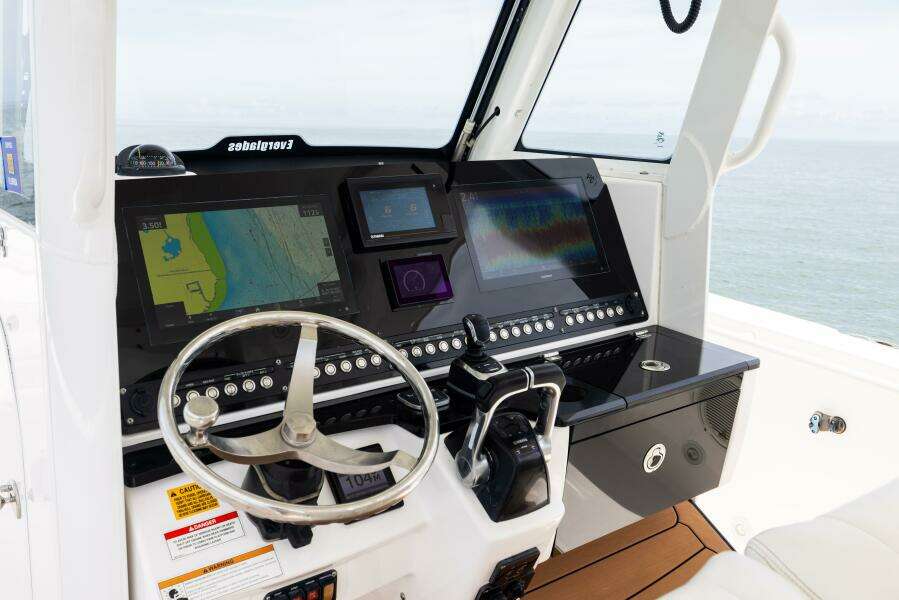 33ft Everglades Yacht For Sale