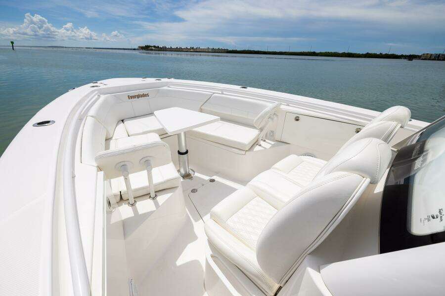 33ft Everglades Yacht For Sale