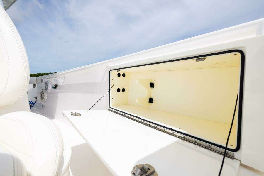 33ft Everglades Yacht For Sale