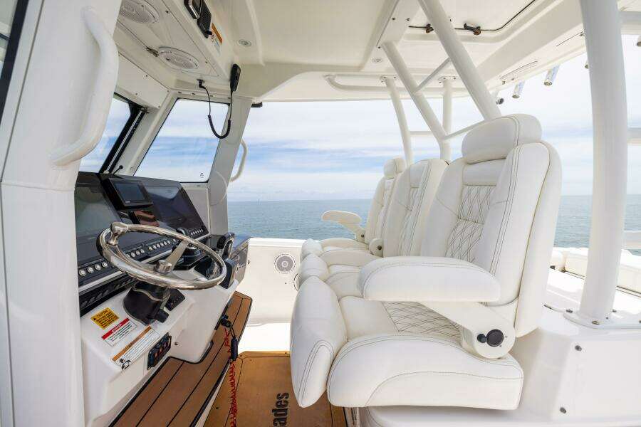 33ft Everglades Yacht For Sale