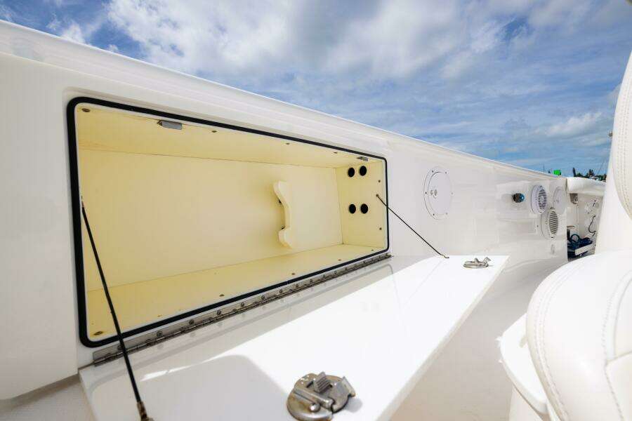 33ft Everglades Yacht For Sale