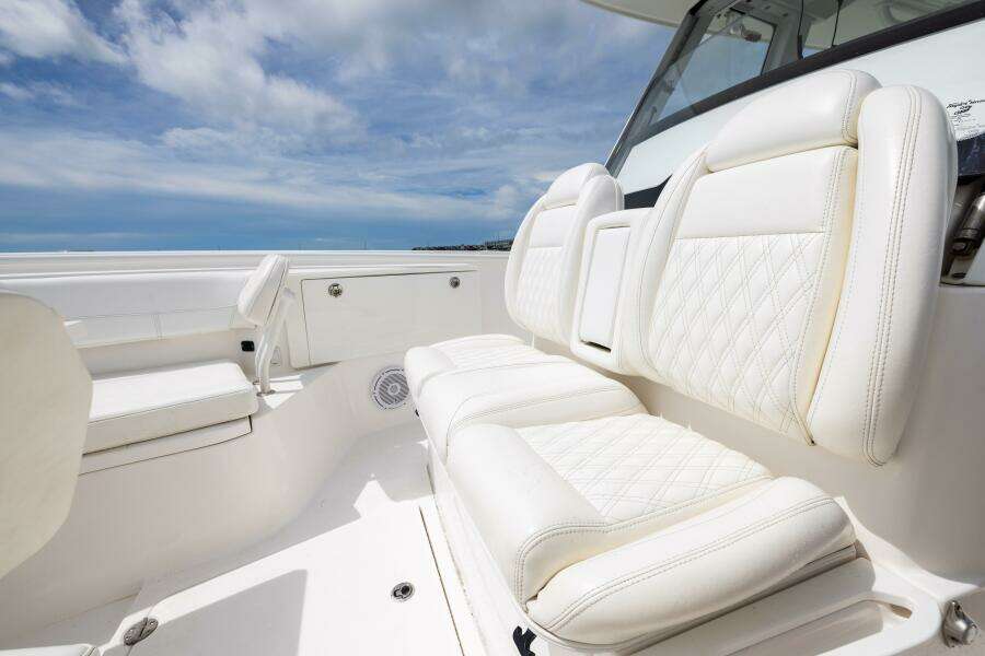 33ft Everglades Yacht For Sale