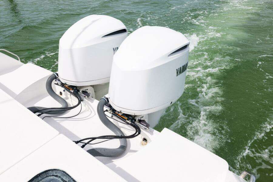 33ft Everglades Yacht For Sale