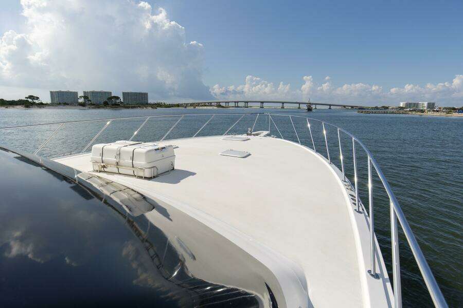 2007 68 Hatteras 68 Enclosed Bridge REFUGE Bow (5)