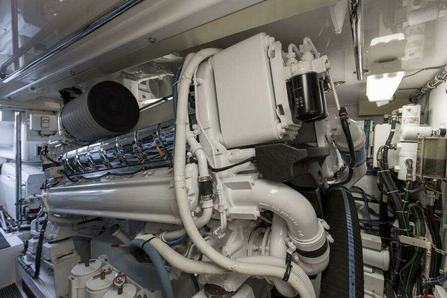 2007 68 Hatteras 68 Enclosed Bridge REFUGE Engine Room (2)