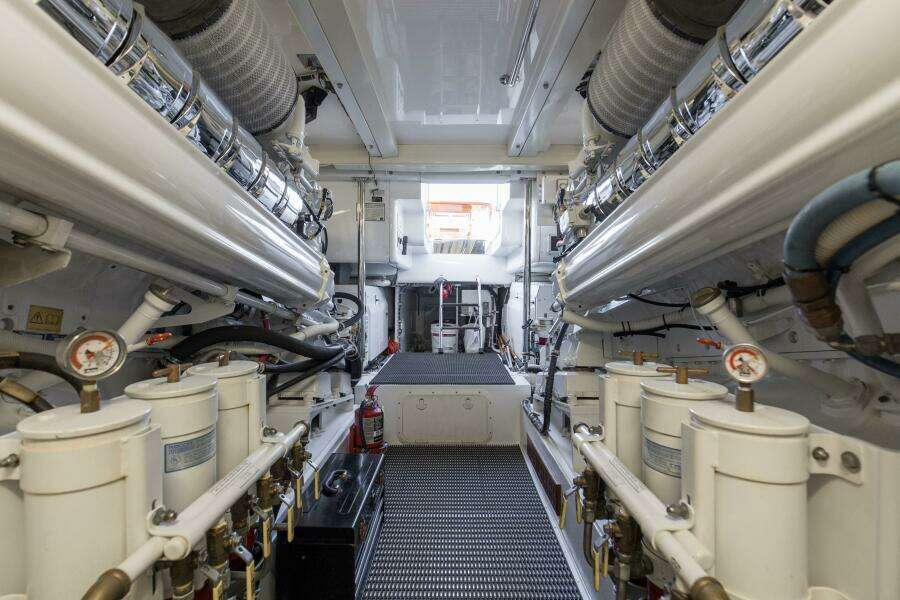 2007 68 Hatteras 68 Enclosed Bridge REFUGE Engine Room (8)
