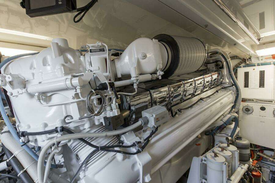 2007 68 Hatteras 68 Enclosed Bridge REFUGE Engine Room (4)