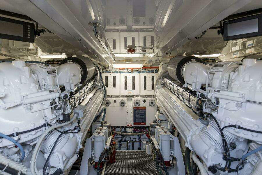 2007 68 Hatteras 68 Enclosed Bridge REFUGE Engine Room (11)