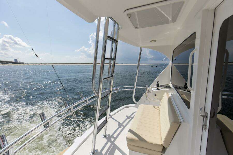 2007 68 Hatteras 68 Enclosed Bridge REFUGE Aft Flybridge Helm Station