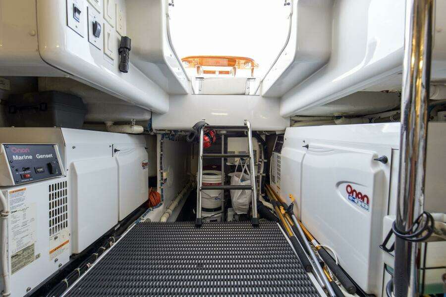 2007 68 Hatteras 68 Enclosed Bridge REFUGE Engine Room (3)