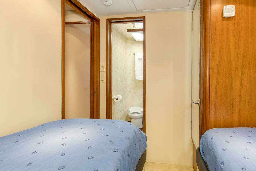2007 68 Hatteras 68 Enclosed Bridge REFUGE Starboard Forward Stateroom (1)
