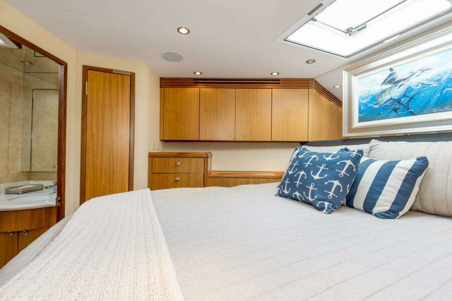 2007 68 Hatteras 68 Enclosed Bridge REFUGE Forward VIP (3)