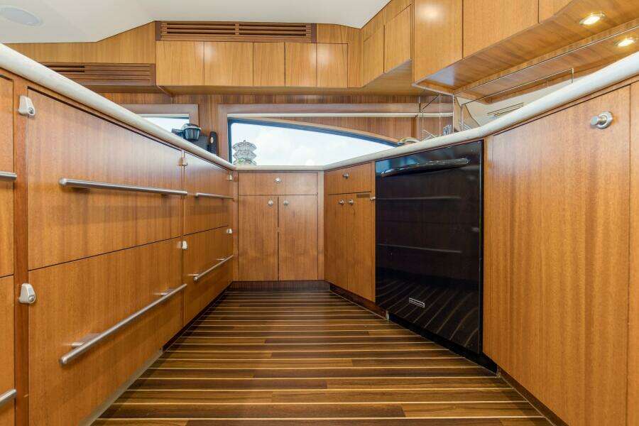 2007 68 Hatteras 68 Enclosed Bridge REFUGE Galley  (2)