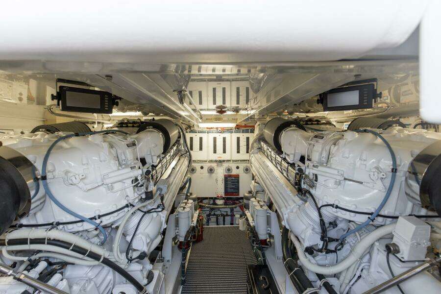 2007 68 Hatteras 68 Enclosed Bridge REFUGE Engine Room (12)