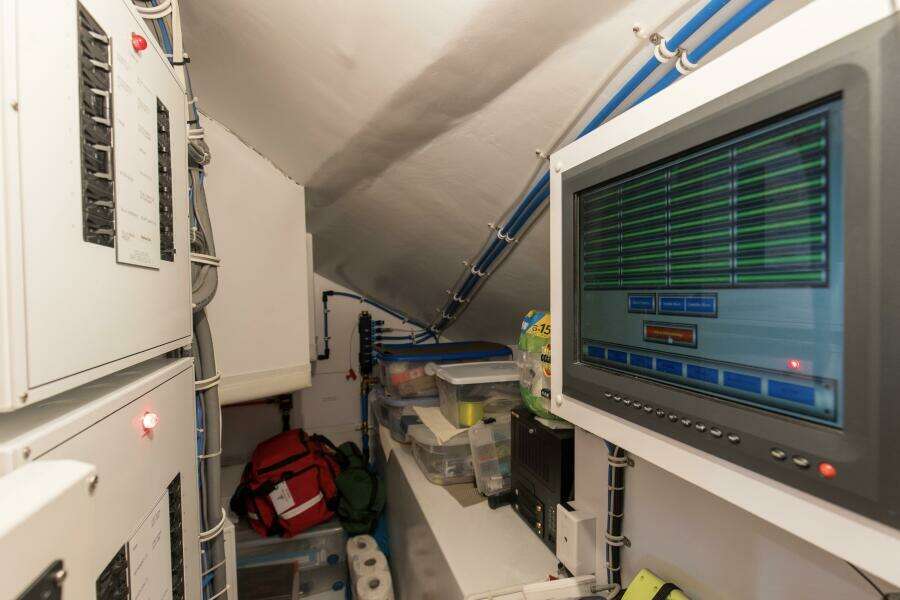 2007 68 Hatteras 68 Enclosed Bridge REFUGE Brow Actic Space (1)