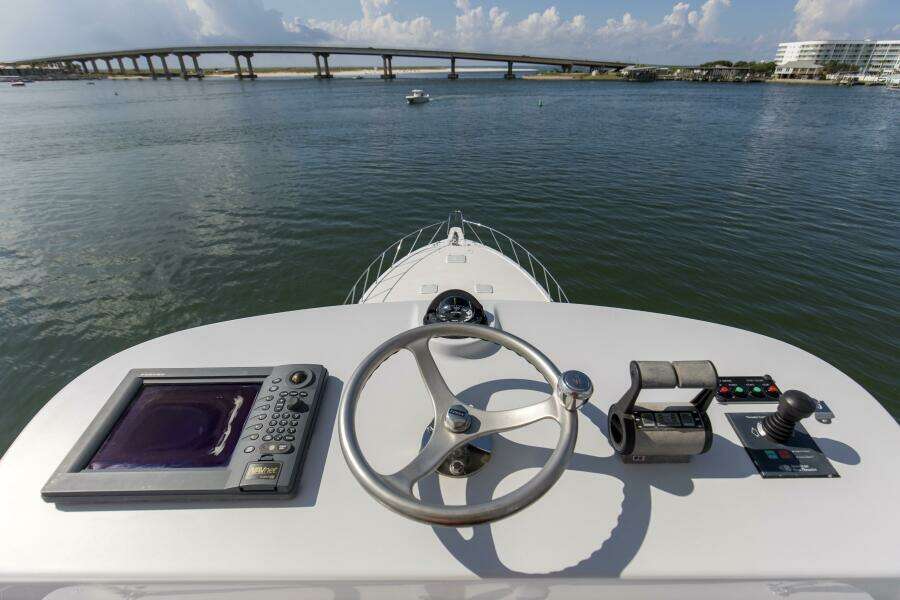2007 68 Hatteras 68 Enclosed Bridge REFUGE Tower  (4)