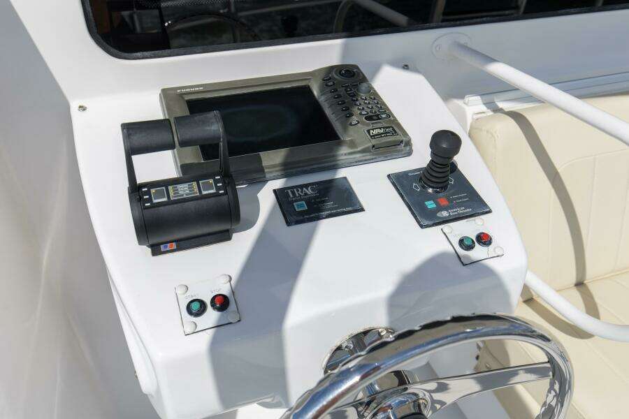 2007 68 Hatteras 68 Enclosed Bridge REFUGE Aft Flybridge Helm Station (3)