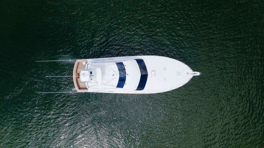 2007 68 Hatteras 68 Enclosed Bridge REFUGE Exterior Profile (2)