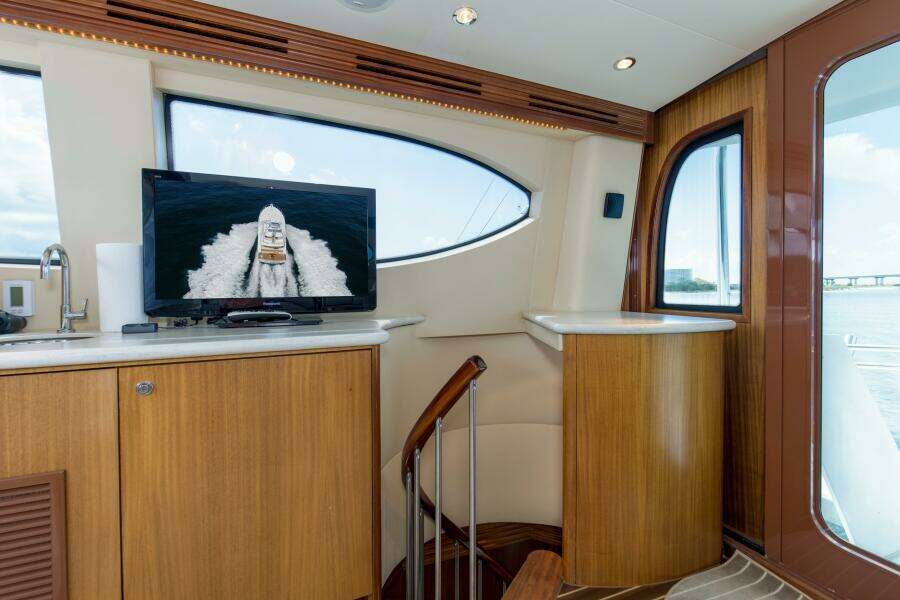 2007 68 Hatteras 68 Enclosed Bridge REFUGE Enclosed Flybridge (1)