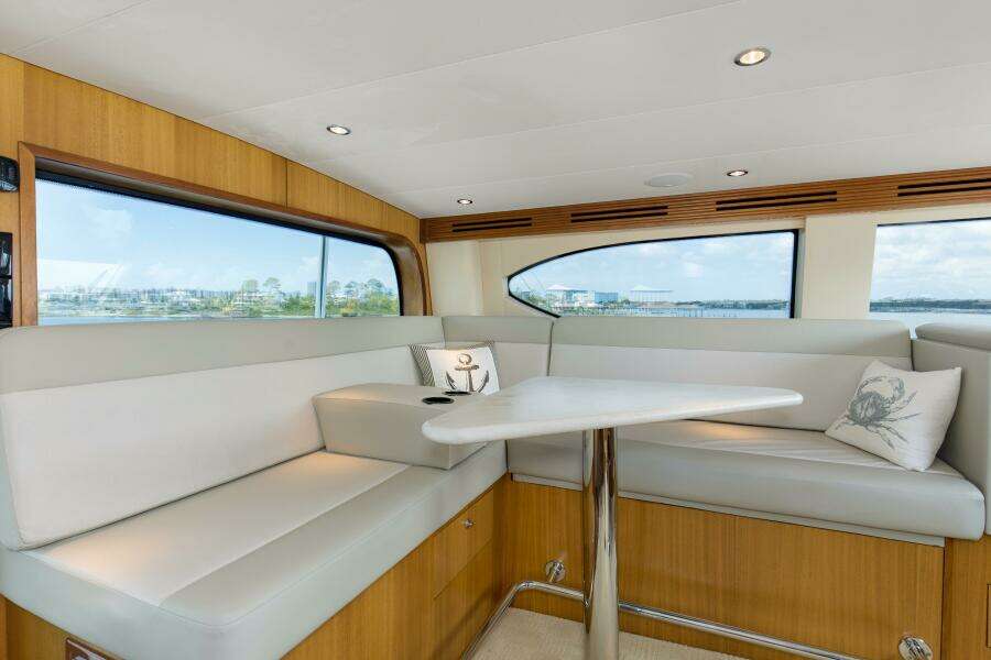 2007 68 Hatteras 68 Enclosed Bridge REFUGE Enclosed Flybridge (2)