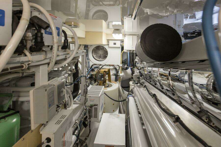 2007 68 Hatteras 68 Enclosed Bridge REFUGE Engine Room (6)