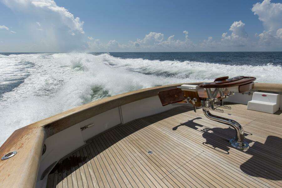 2007 68 Hatteras 68 Enclosed Bridge REFUGE Cockpit  (12)