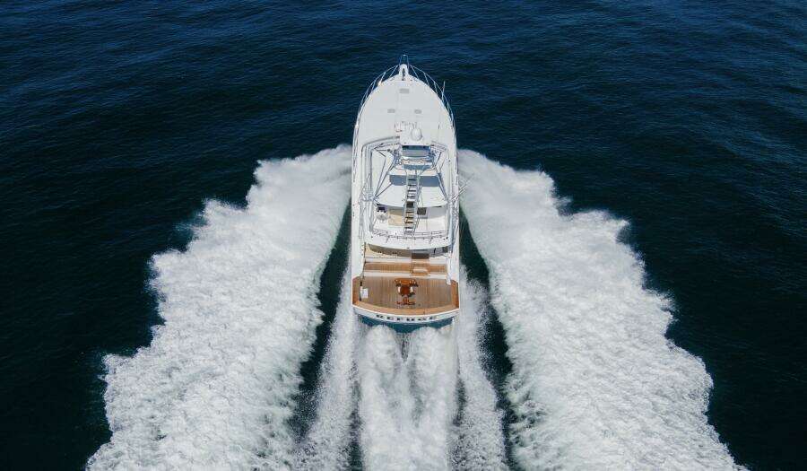 2007 68 Hatteras 68 Enclosed Bridge REFUGE Running Profile (7)