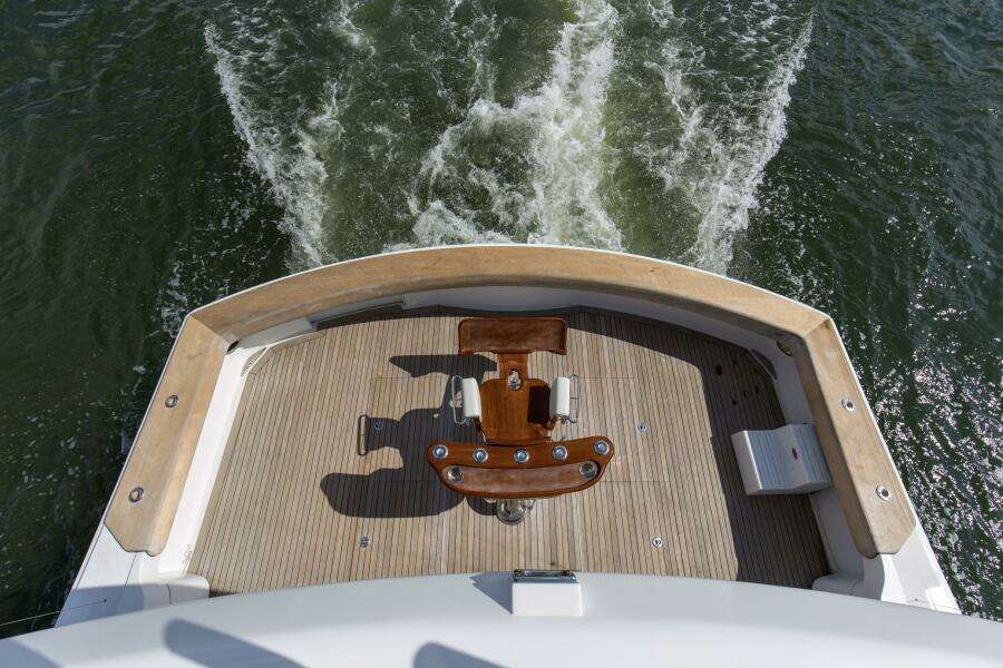2007 68 Hatteras 68 Enclosed Bridge REFUGE Cockpit  (2)