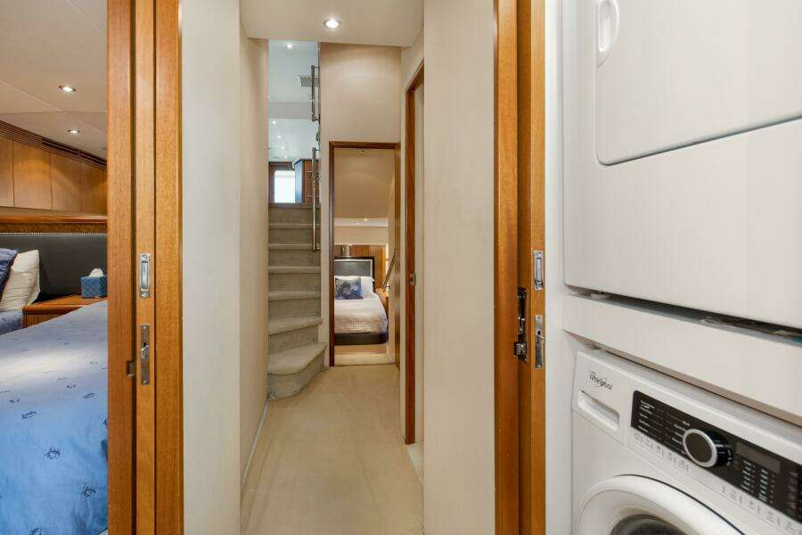 2007 68 Hatteras 68 Enclosed Bridge REFUGE Aft Looking Companionway