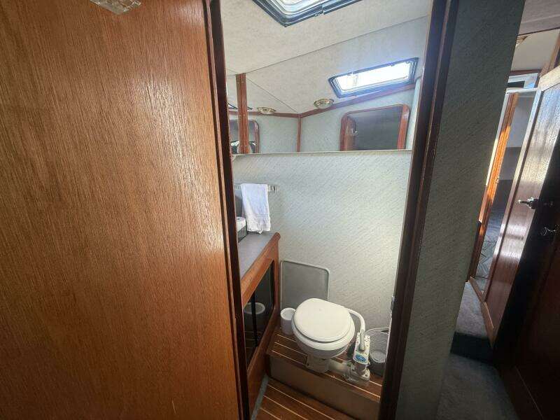 Shelter Belle 38ft Bayliner Yacht For Sale