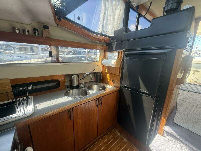 Shelter Belle 38ft Bayliner Yacht For Sale