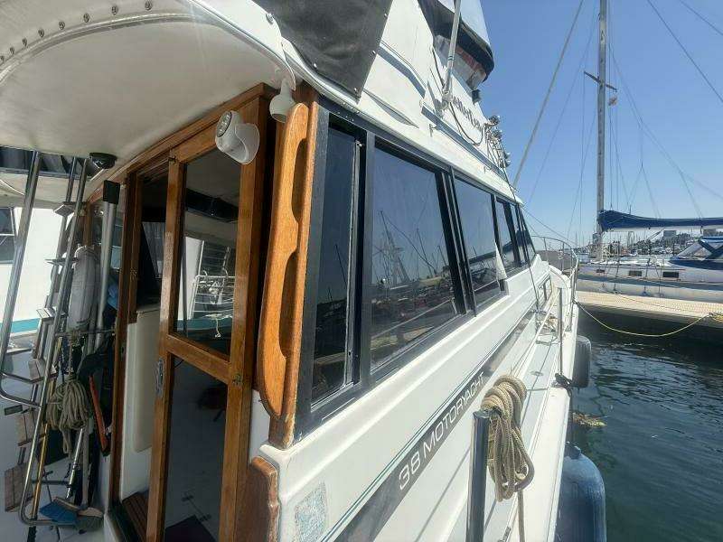 Shelter Belle 38ft Bayliner Yacht For Sale